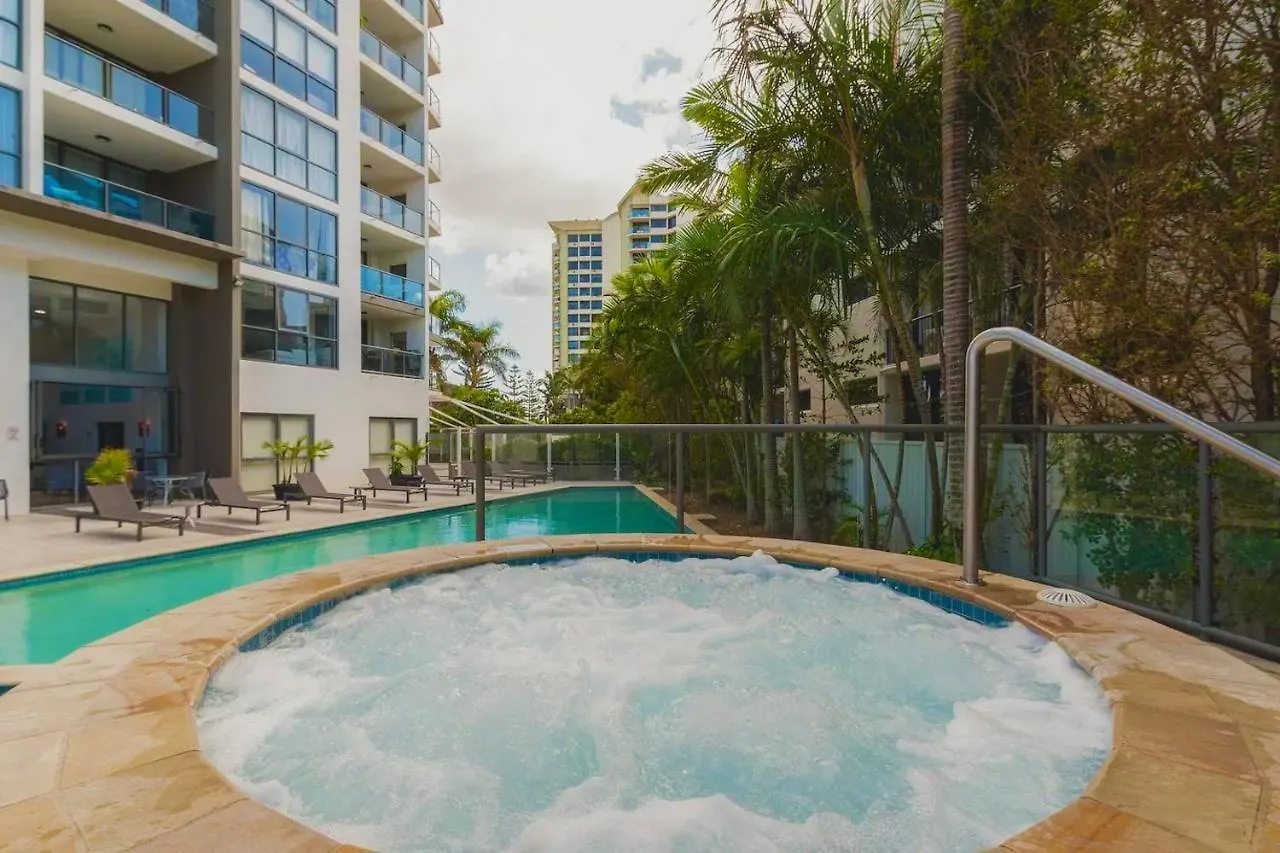 Daire Stylish Studio Apartment, Holiday Resort, With View, Pool, Spa , Sauna Gold Coast
