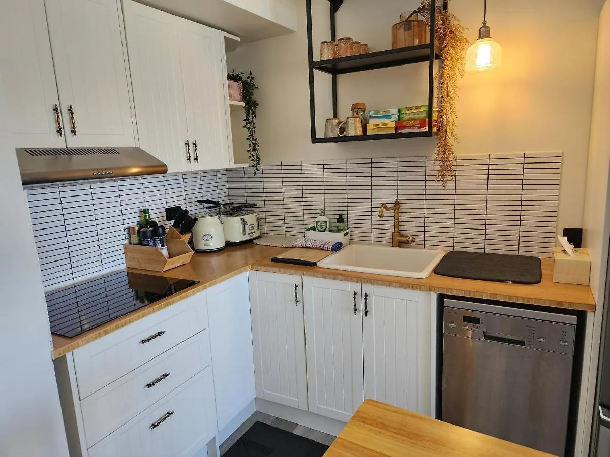 Stylish Studio Apartment, Holiday Resort, With View, Pool, Spa , Sauna Gold Coast Daire