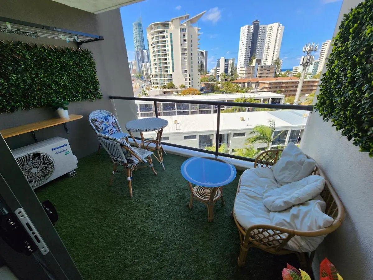 Daire Stylish Studio Apartment, Holiday Resort, With View, Pool, Spa , Sauna Gold Coast